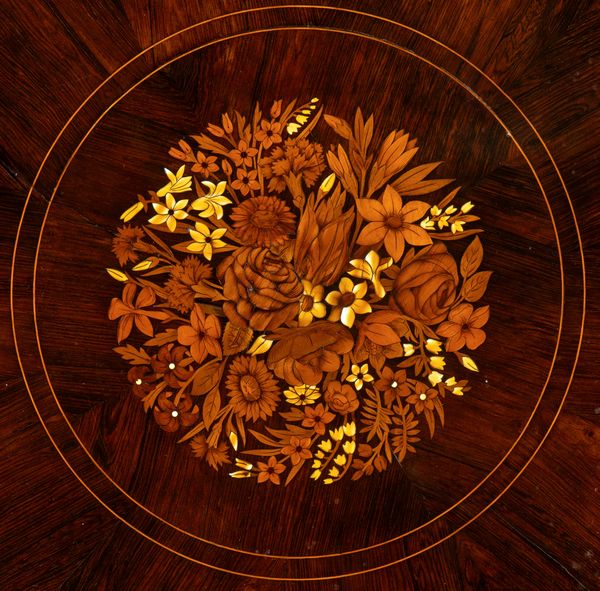 Tavolo Vittoriano inglese intarsiato  - Asta  Arredi Antichi, Oggetti d'Arte, Curiosities con una selezione di tappeti - Associazione Nazionale - Case d'Asta italiane