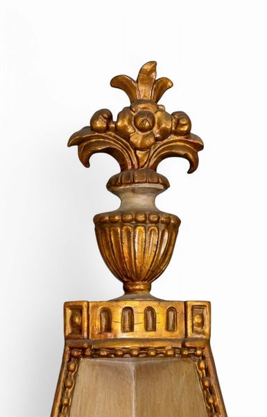 Coppia di angoliere italiane Luigi XVI  - Asta  Arredi Antichi, Oggetti d'Arte, Curiosities con una selezione di tappeti - Associazione Nazionale - Case d'Asta italiane