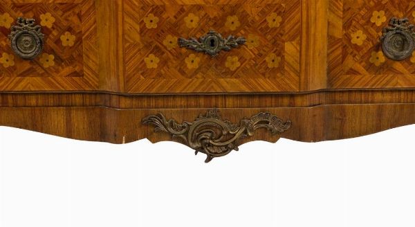 Como francese in legno  - Asta  Arredi Antichi, Oggetti d'Arte, Curiosities con una selezione di tappeti - Associazione Nazionale - Case d'Asta italiane