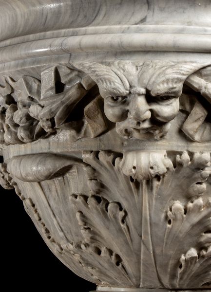 Vaso italiano in marmo scolpito  - Asta  Arredi Antichi, Oggetti d'Arte, Curiosities con una selezione di tappeti - Associazione Nazionale - Case d'Asta italiane