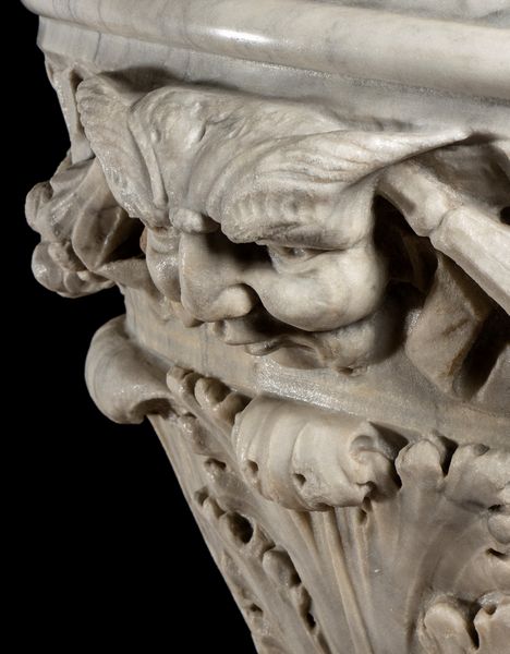 Vaso italiano in marmo scolpito  - Asta  Arredi Antichi, Oggetti d'Arte, Curiosities con una selezione di tappeti - Associazione Nazionale - Case d'Asta italiane