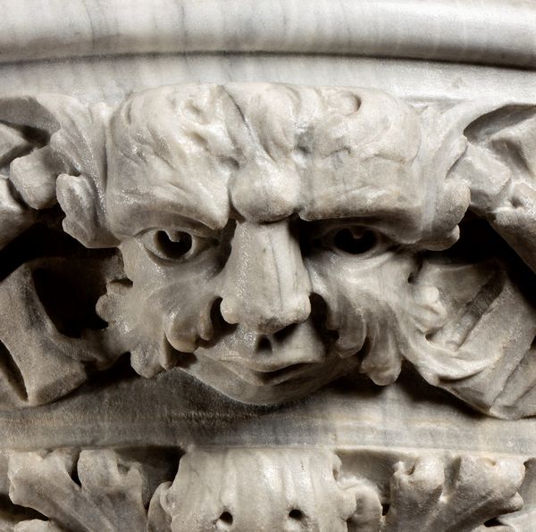 Vaso italiano in marmo scolpito  - Asta  Arredi Antichi, Oggetti d'Arte, Curiosities con una selezione di tappeti - Associazione Nazionale - Case d'Asta italiane