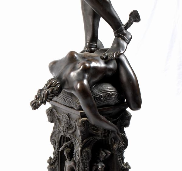 Scultura francese in bronzo raffigurante Perseo, copia di Cellini  - Asta  Arredi Antichi, Oggetti d'Arte, Curiosities con una selezione di tappeti - Associazione Nazionale - Case d'Asta italiane