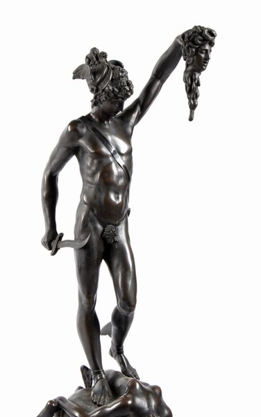 Scultura francese in bronzo raffigurante Perseo, copia di Cellini  - Asta  Arredi Antichi, Oggetti d'Arte, Curiosities con una selezione di tappeti - Associazione Nazionale - Case d'Asta italiane