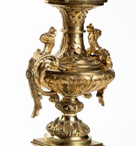 Coppia di candelabri francesi in bronzo dorato  - Asta  Arredi Antichi, Oggetti d'Arte, Curiosities con una selezione di tappeti - Associazione Nazionale - Case d'Asta italiane