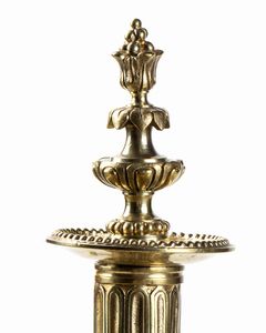 Coppia di candelabri francesi in bronzo dorato  - Asta  Arredi Antichi, Oggetti d'Arte, Curiosities con una selezione di tappeti - Associazione Nazionale - Case d'Asta italiane