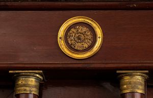 Vetrina francese in stile impero  - Asta  Arredi Antichi, Oggetti d'Arte, Curiosities con una selezione di tappeti - Associazione Nazionale - Case d'Asta italiane