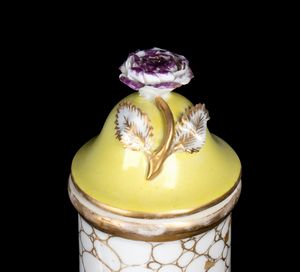 Coppia di vasi con coperchio in porcellana  - Asta  Arredi Antichi, Oggetti d'Arte, Curiosities con una selezione di tappeti - Associazione Nazionale - Case d'Asta italiane