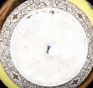 Coppia di vasi con coperchio in porcellana  - Asta  Arredi Antichi, Oggetti d'Arte, Curiosities con una selezione di tappeti - Associazione Nazionale - Case d'Asta italiane