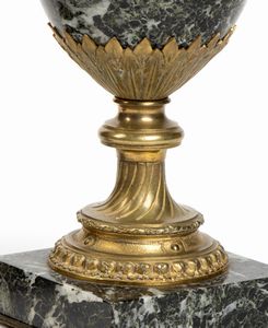 Coppia di vasi francesi in marmo  - Asta  Arredi Antichi, Oggetti d'Arte, Curiosities con una selezione di tappeti - Associazione Nazionale - Case d'Asta italiane