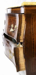 Cassettone italiano intarsiato  - Asta  Arredi Antichi, Oggetti d'Arte, Curiosities con una selezione di tappeti - Associazione Nazionale - Case d'Asta italiane