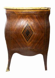 Cassettone italiano intarsiato  - Asta  Arredi Antichi, Oggetti d'Arte, Curiosities con una selezione di tappeti - Associazione Nazionale - Case d'Asta italiane