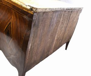 Cassettone italiano intarsiato  - Asta  Arredi Antichi, Oggetti d'Arte, Curiosities con una selezione di tappeti - Associazione Nazionale - Case d'Asta italiane