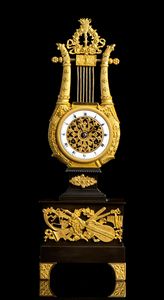 Orologio francese a lira  - Asta  Arredi Antichi, Oggetti d'Arte, Curiosities con una selezione di tappeti - Associazione Nazionale - Case d'Asta italiane