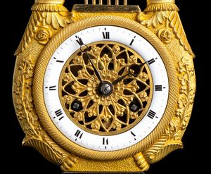 Orologio francese a lira  - Asta  Arredi Antichi, Oggetti d'Arte, Curiosities con una selezione di tappeti - Associazione Nazionale - Case d'Asta italiane