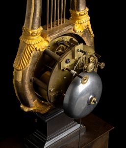 Orologio francese a lira  - Asta  Arredi Antichi, Oggetti d'Arte, Curiosities con una selezione di tappeti - Associazione Nazionale - Case d'Asta italiane