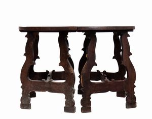 Coppia di tavoli Luigi XV Italiano a mezzaluna  - Asta  Arredi Antichi, Oggetti d'Arte, Curiosities con una selezione di tappeti - Associazione Nazionale - Case d'Asta italiane