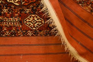 Tappeto Bukara Turkman  - Asta  Arredi Antichi, Oggetti d'Arte, Curiosities con una selezione di tappeti - Associazione Nazionale - Case d'Asta italiane