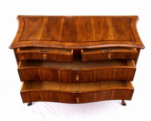 Comò italiano a balestra  - Asta  Arredi Antichi, Oggetti d'Arte, Curiosities con una selezione di tappeti - Associazione Nazionale - Case d'Asta italiane