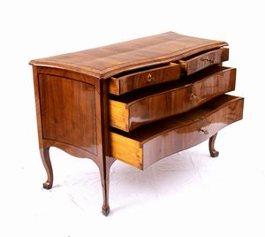 Comò italiano a balestra  - Asta  Arredi Antichi, Oggetti d'Arte, Curiosities con una selezione di tappeti - Associazione Nazionale - Case d'Asta italiane