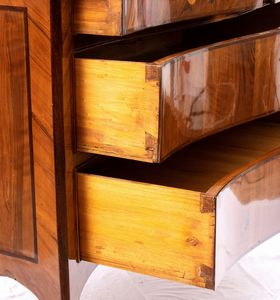 Comò italiano a balestra  - Asta  Arredi Antichi, Oggetti d'Arte, Curiosities con una selezione di tappeti - Associazione Nazionale - Case d'Asta italiane