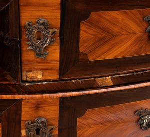 Cassettone Luigi XV francese intarsiato  - Asta  Arredi Antichi, Oggetti d'Arte, Curiosities con una selezione di tappeti - Associazione Nazionale - Case d'Asta italiane