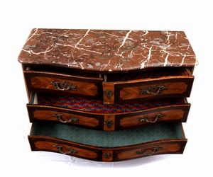 Cassettone Luigi XV francese intarsiato  - Asta  Arredi Antichi, Oggetti d'Arte, Curiosities con una selezione di tappeti - Associazione Nazionale - Case d'Asta italiane