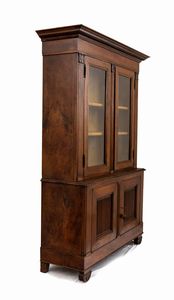 Vetrina italiana a doppio corpo  - Asta  Arredi Antichi, Oggetti d'Arte, Curiosities con una selezione di tappeti - Associazione Nazionale - Case d'Asta italiane