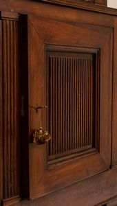 Vetrina italiana a doppio corpo  - Asta  Arredi Antichi, Oggetti d'Arte, Curiosities con una selezione di tappeti - Associazione Nazionale - Case d'Asta italiane