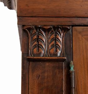 Vetrina italiana a doppio corpo  - Asta  Arredi Antichi, Oggetti d'Arte, Curiosities con una selezione di tappeti - Associazione Nazionale - Case d'Asta italiane