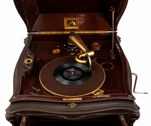 La Voce Del Padrone : Mobile grammofono voce del padrone  - Asta  Arredi Antichi, Oggetti d'Arte, Curiosities con una selezione di tappeti - Associazione Nazionale - Case d'Asta italiane