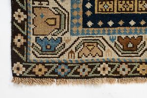 Tappeto Shirvan Caucaso  - Asta  Arredi Antichi, Oggetti d'Arte, Curiosities con una selezione di tappeti - Associazione Nazionale - Case d'Asta italiane