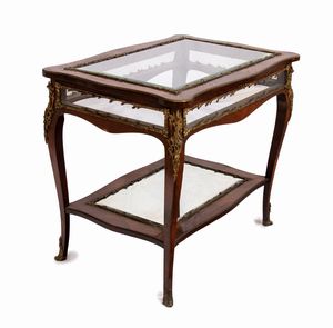 Bacheca Napoleone III francese in mogano  - Asta  Arredi Antichi, Oggetti d'Arte, Curiosities con una selezione di tappeti - Associazione Nazionale - Case d'Asta italiane