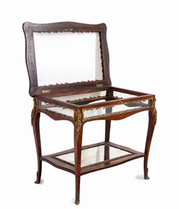 Bacheca Napoleone III francese in mogano  - Asta  Arredi Antichi, Oggetti d'Arte, Curiosities con una selezione di tappeti - Associazione Nazionale - Case d'Asta italiane