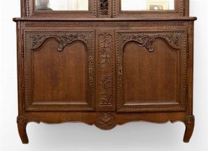 Vetrina francese a doppio corpo in stile Luigi XV  - Asta  Arredi Antichi, Oggetti d'Arte, Curiosities con una selezione di tappeti - Associazione Nazionale - Case d'Asta italiane