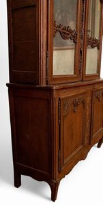 Vetrina francese a doppio corpo in stile Luigi XV  - Asta  Arredi Antichi, Oggetti d'Arte, Curiosities con una selezione di tappeti - Associazione Nazionale - Case d'Asta italiane