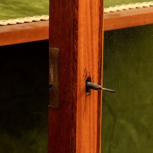 Vetrina francese intarsiata  - Asta  Arredi Antichi, Oggetti d'Arte, Curiosities con una selezione di tappeti - Associazione Nazionale - Case d'Asta italiane