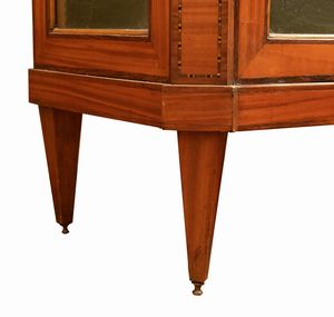 Vetrina francese intarsiata  - Asta  Arredi Antichi, Oggetti d'Arte, Curiosities con una selezione di tappeti - Associazione Nazionale - Case d'Asta italiane