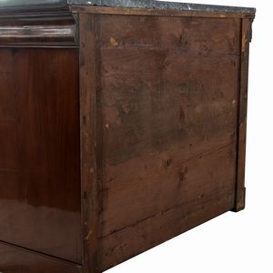 Cassettone Transizione francese in piuma di mogano  - Asta  Arredi Antichi, Oggetti d'Arte, Curiosities con una selezione di tappeti - Associazione Nazionale - Case d'Asta italiane