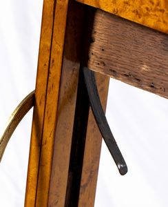 L. Petit : Copricamino francese Carlo X in legno di acero con intarsi  - Asta  Arredi Antichi, Oggetti d'Arte, Curiosities con una selezione di tappeti - Associazione Nazionale - Case d'Asta italiane