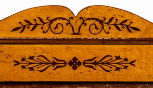 L. Petit : Copricamino francese Carlo X in legno di acero con intarsi  - Asta  Arredi Antichi, Oggetti d'Arte, Curiosities con una selezione di tappeti - Associazione Nazionale - Case d'Asta italiane