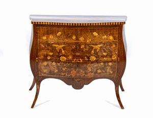 Comò olandese intarsiato  - Asta  Arredi Antichi, Oggetti d'Arte, Curiosities con una selezione di tappeti - Associazione Nazionale - Case d'Asta italiane