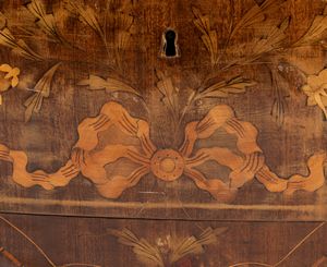 Comò olandese intarsiato  - Asta  Arredi Antichi, Oggetti d'Arte, Curiosities con una selezione di tappeti - Associazione Nazionale - Case d'Asta italiane