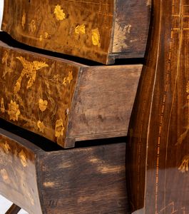 Comò olandese intarsiato  - Asta  Arredi Antichi, Oggetti d'Arte, Curiosities con una selezione di tappeti - Associazione Nazionale - Case d'Asta italiane