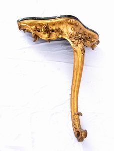 Console italiana dorata da muro Luigi XVI  - Asta  Arredi Antichi, Oggetti d'Arte, Curiosities con una selezione di tappeti - Associazione Nazionale - Case d'Asta italiane