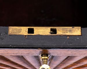 Tavolino porta tè William IV inglese  - Asta  Arredi Antichi, Oggetti d'Arte, Curiosities con una selezione di tappeti - Associazione Nazionale - Case d'Asta italiane