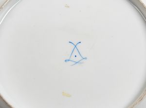 Due piatti francesi in porcellana di Sevres  - Asta  Arredi Antichi, Oggetti d'Arte, Curiosities con una selezione di tappeti - Associazione Nazionale - Case d'Asta italiane