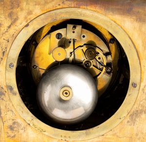 Orologio da appoggio Carlo X francese in bronzo dorato  - Asta  Arredi Antichi, Oggetti d'Arte, Curiosities con una selezione di tappeti - Associazione Nazionale - Case d'Asta italiane