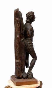 Scultura lignea raffigurante San Sebastiano alla colonna  - Asta  Arredi Antichi, Oggetti d'Arte, Curiosities con una selezione di tappeti - Associazione Nazionale - Case d'Asta italiane