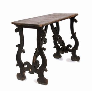 Tavolo Luigi XV italiano a capretta  - Asta  Arredi Antichi, Oggetti d'Arte, Curiosities con una selezione di tappeti - Associazione Nazionale - Case d'Asta italiane